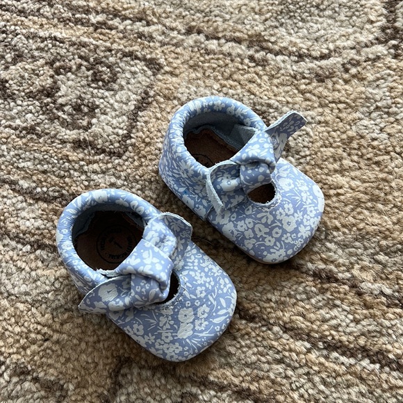 Freshly Picked Blue Floral Kids Moccasins - Picture 1 of 3